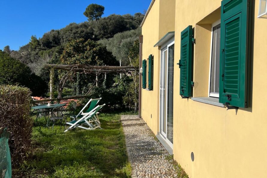 La Casetta della Baronessa — esterno con giardino privato, sdraio e pergolato tra gli ulivi