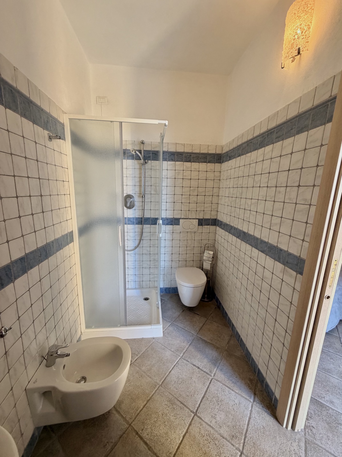 Camera Il Fico — bagno con doccia, bidet e piastrelle blu