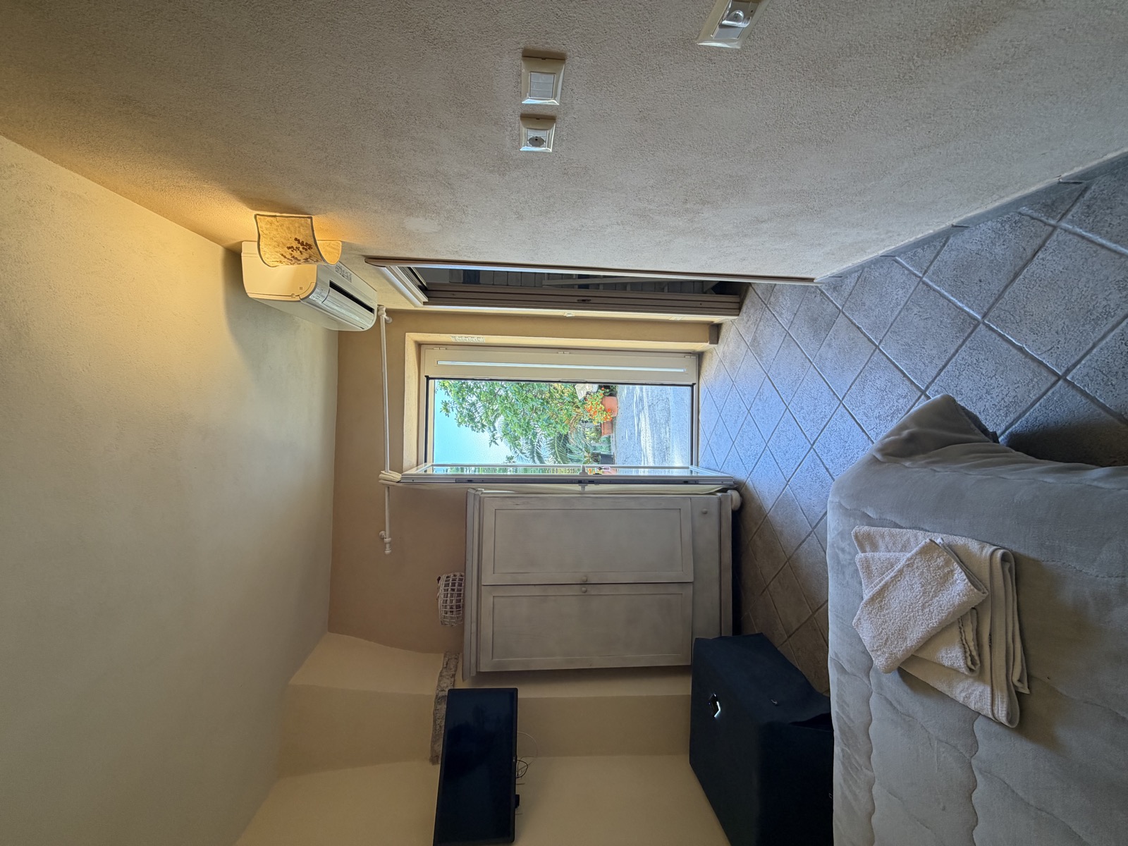 Camera Il Fico — letto matrimoniale con finestra affacciata sul verde