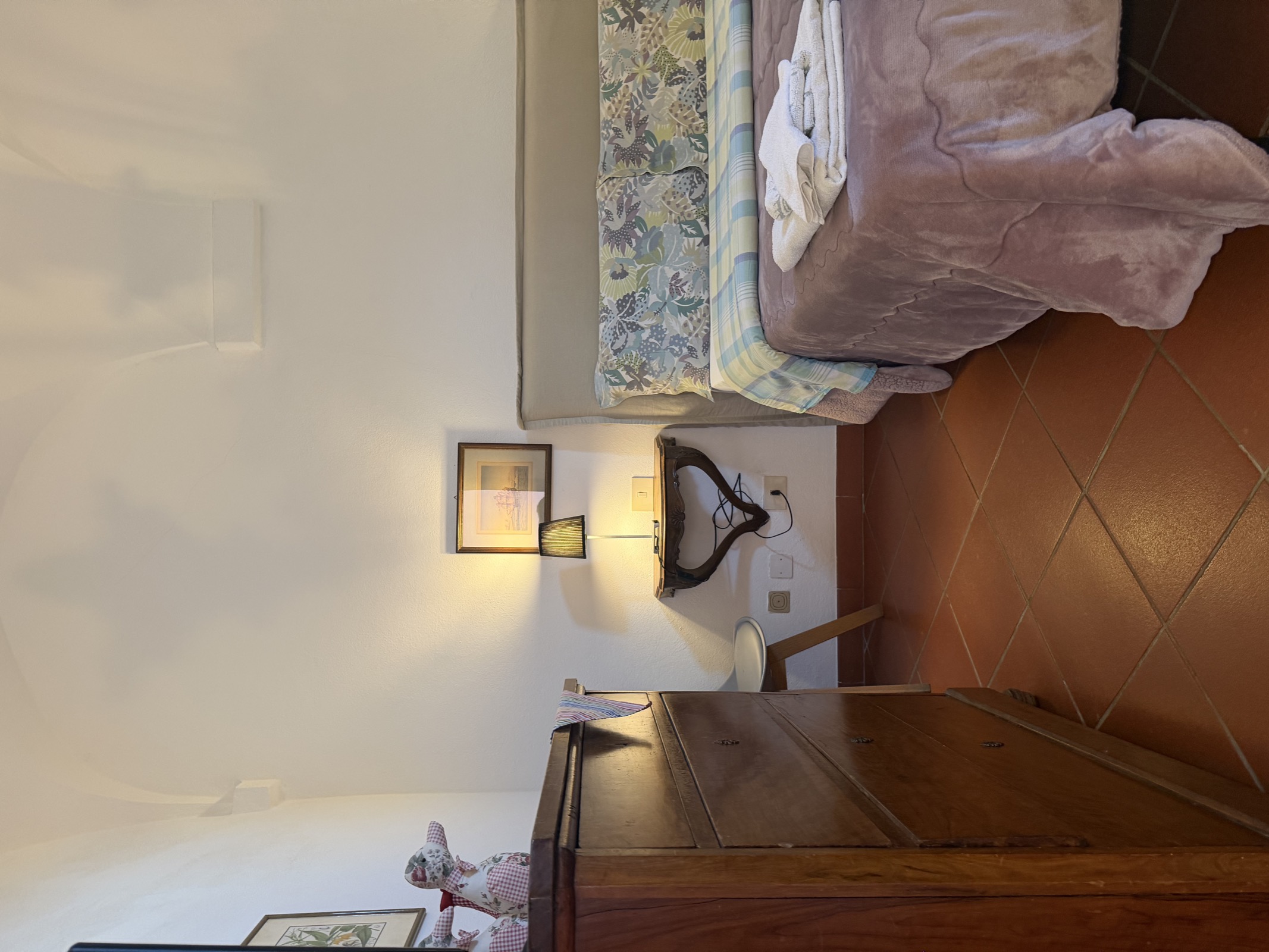 Camera Il Frantoio — dettaglio con cassapanca antica e biancheria