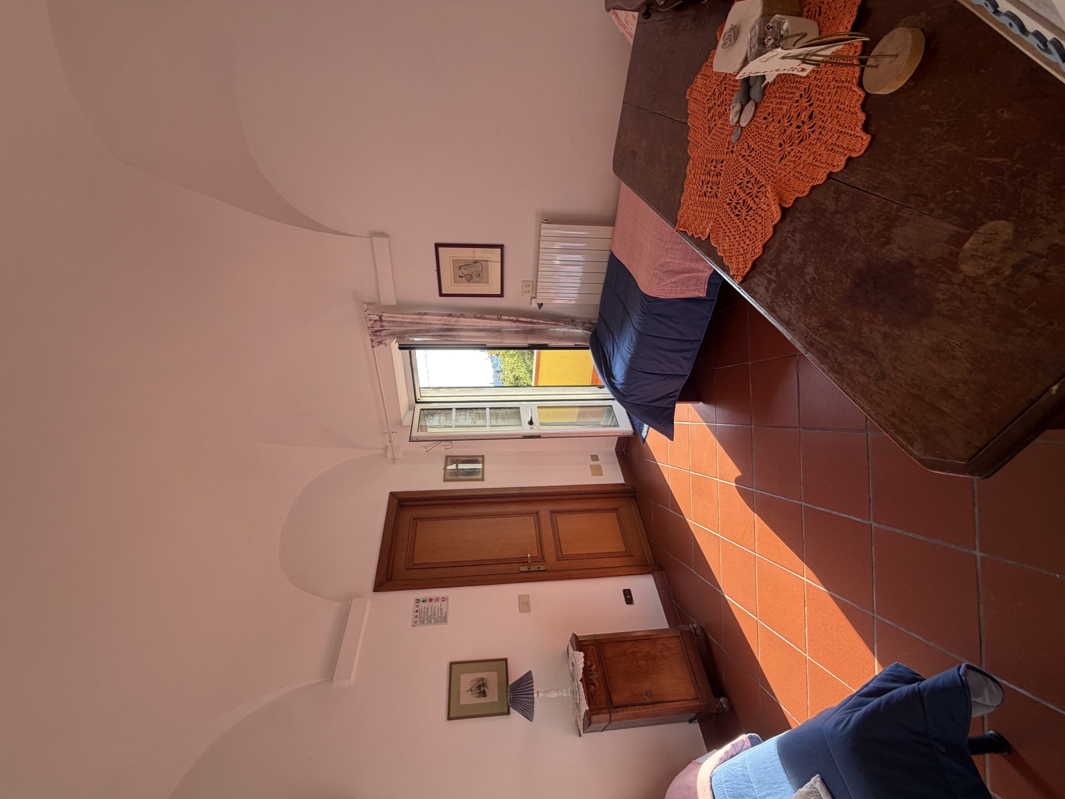 Camera Il Frantoio — letto matrimoniale con volte a botte, pavimento in terracotta e arredi antichi