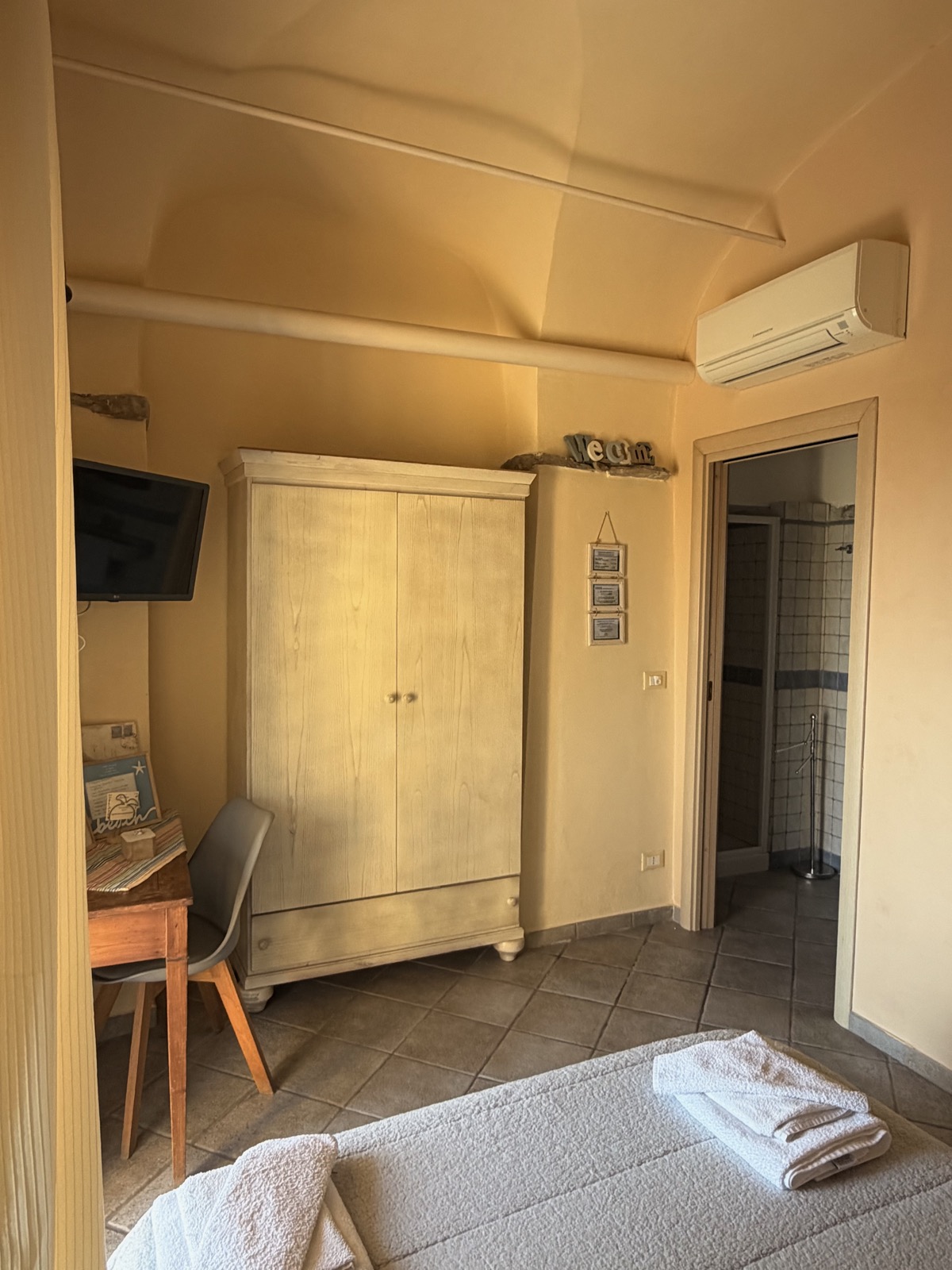 Camera Il Mare — armadio in legno chiaro e ingresso al bagno privato