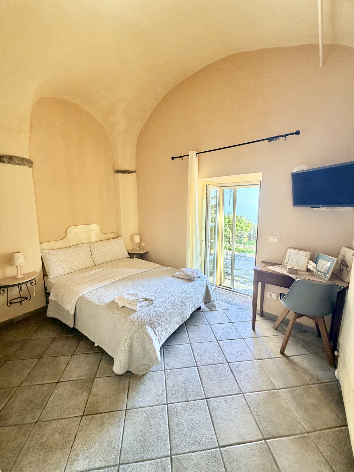 Camera Il Mare — panoramica con volte a botte, scrivania e luce naturale