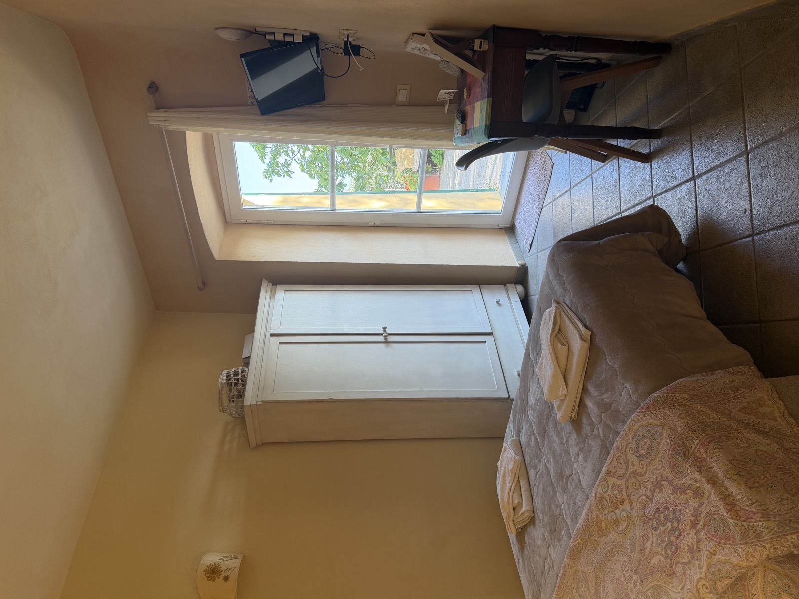 Camera La Giara — armadio bianco, scrivania e finestra sul verde