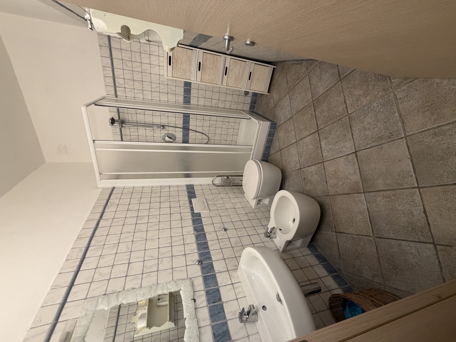 Camera La Giara — bagno con vasca, piastrelle bianche e blu