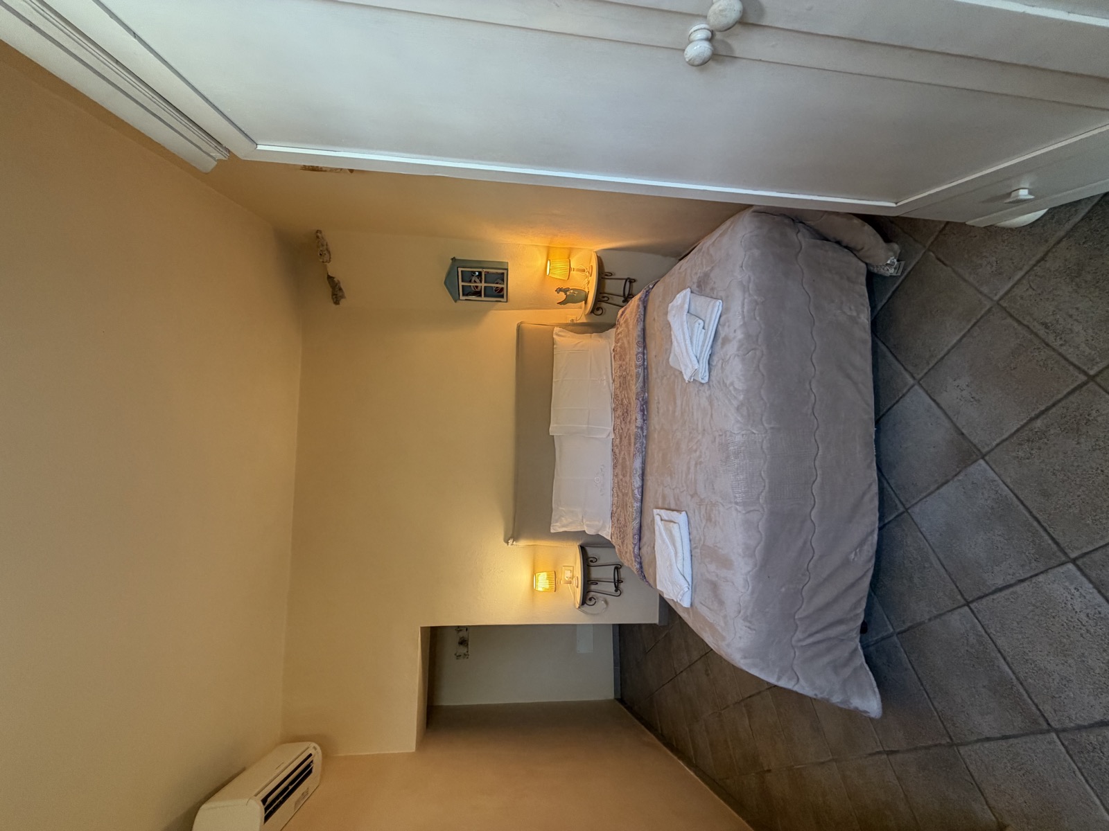 Camera La Giara — letto matrimoniale con comodini e luce calda