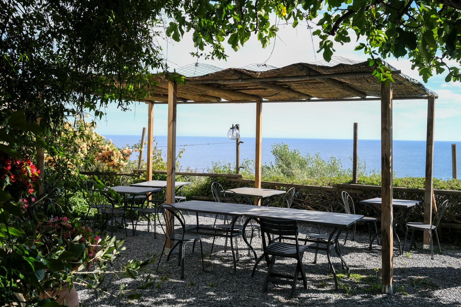 Pergolato con tavoli all'aperto e vista panoramica sul mare Ligure